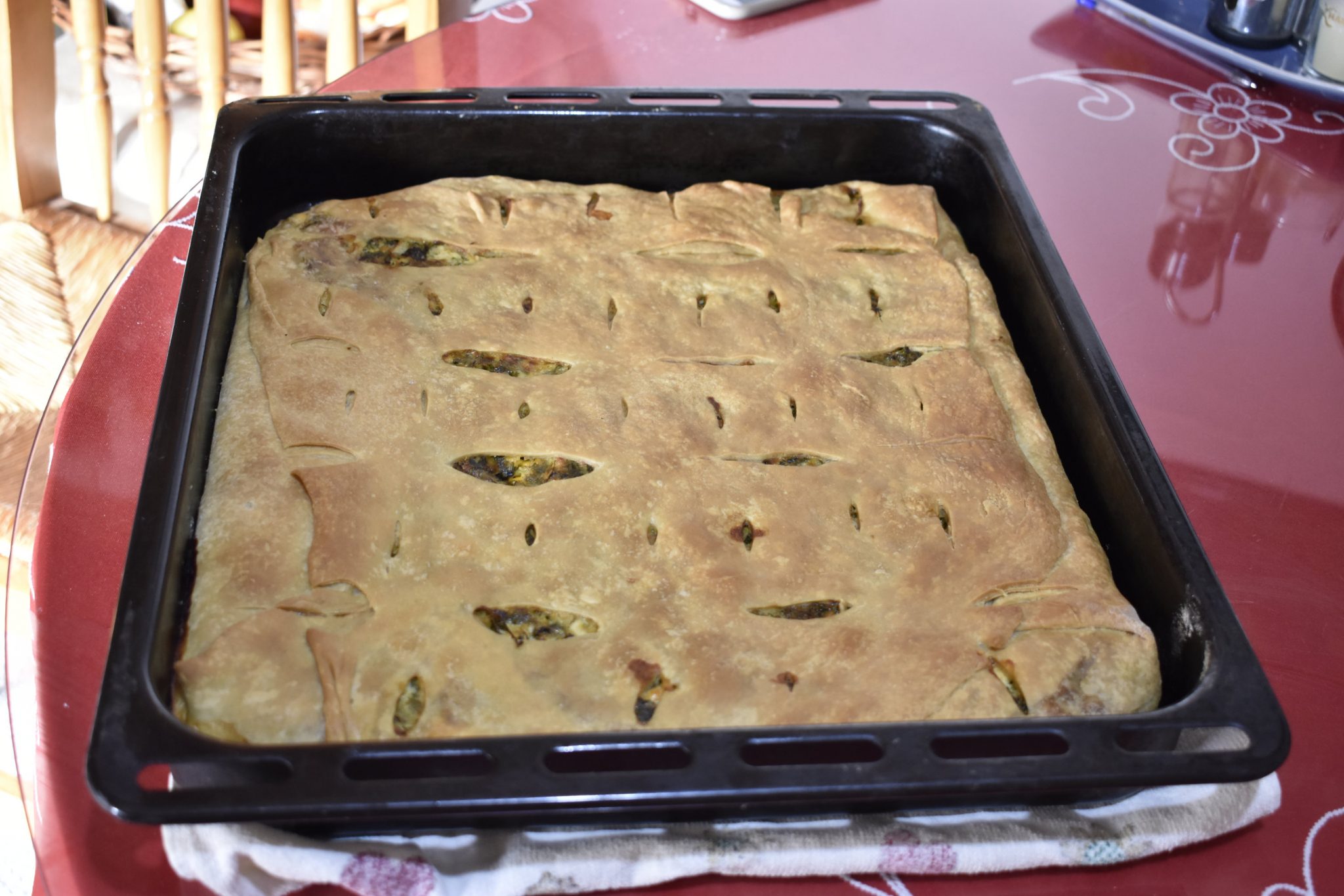 Σπανακοκολοκυθοτυρόπιτα με χωριάτικο χειροποίητο φύλλο