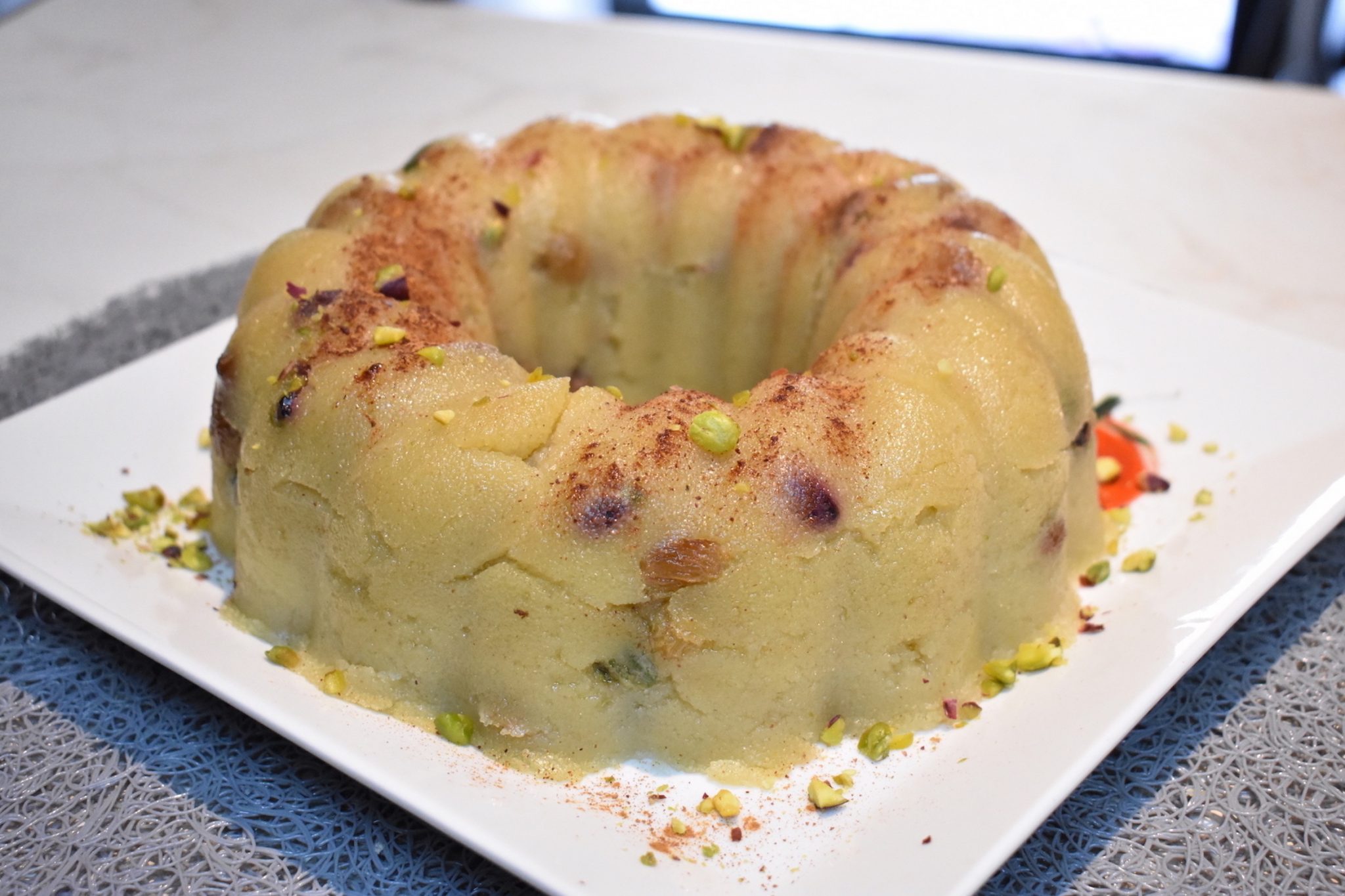 Χαλβάς σιμιγδαλένιος με φυστίκι και σταφίδες